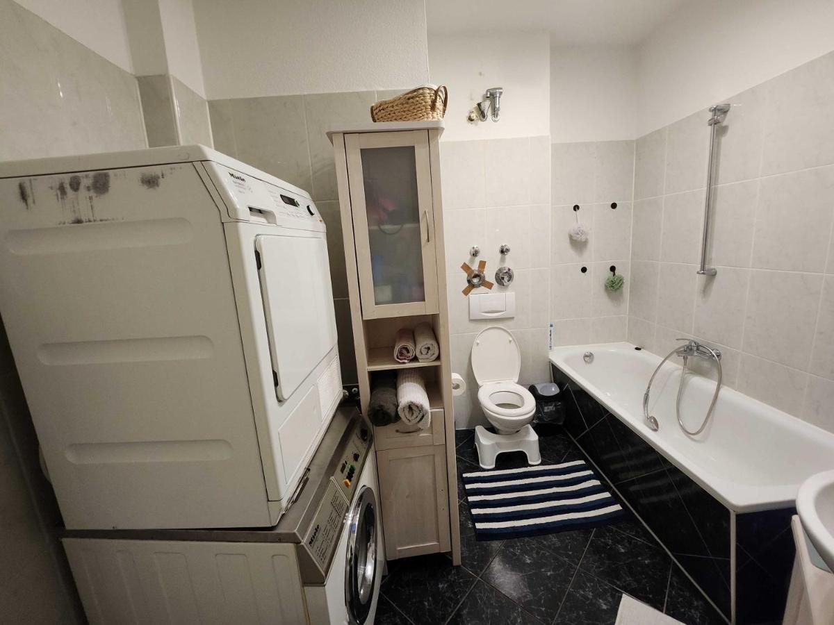 One Private Available In A Two In Tegel, Alloggio in famiglia *